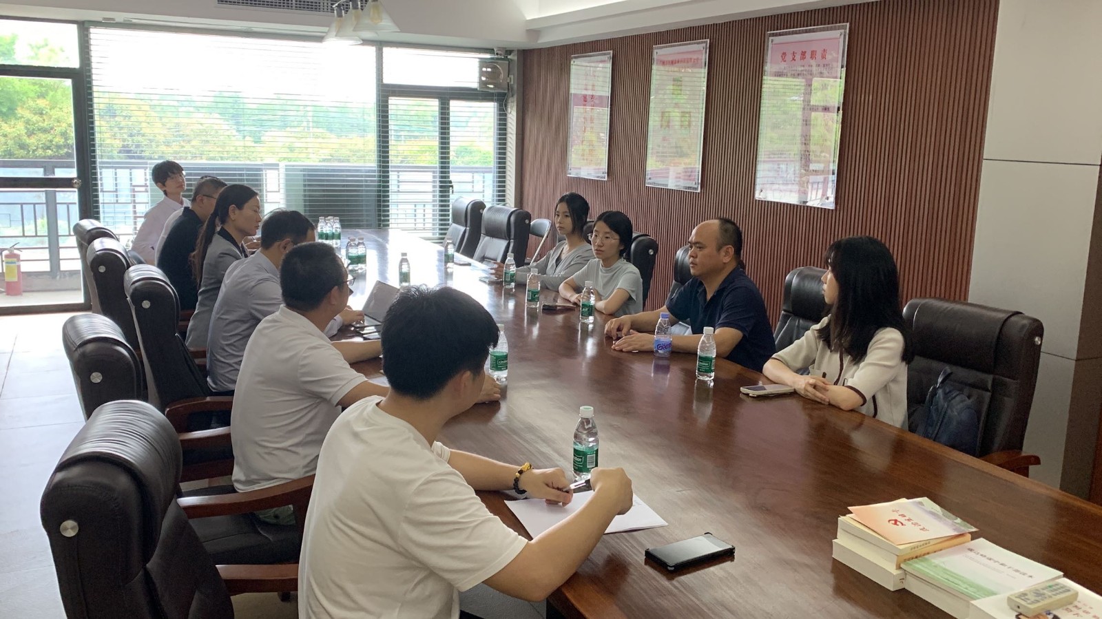 图3 于正旭孵化园与企业负责人沟通.jpg