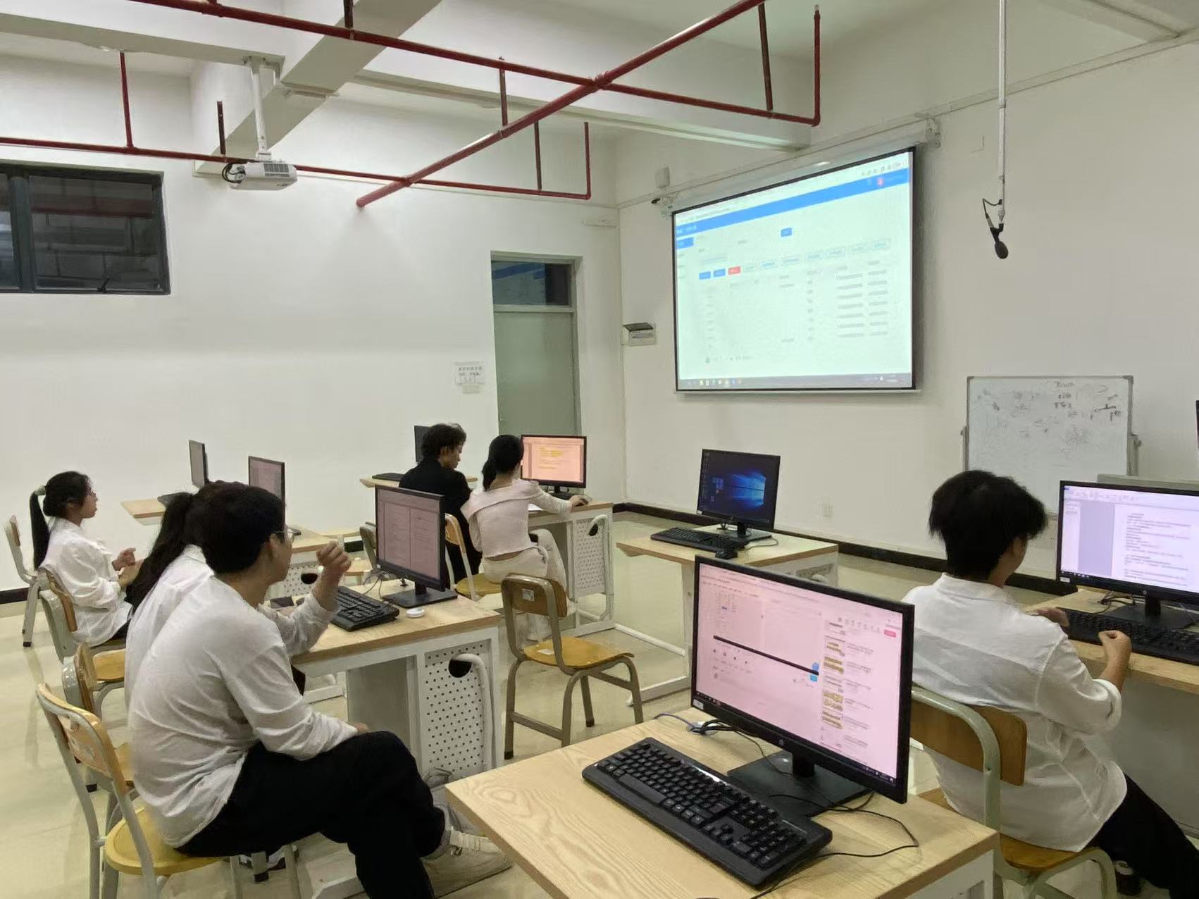 图2：团队深夜奋战.jpg