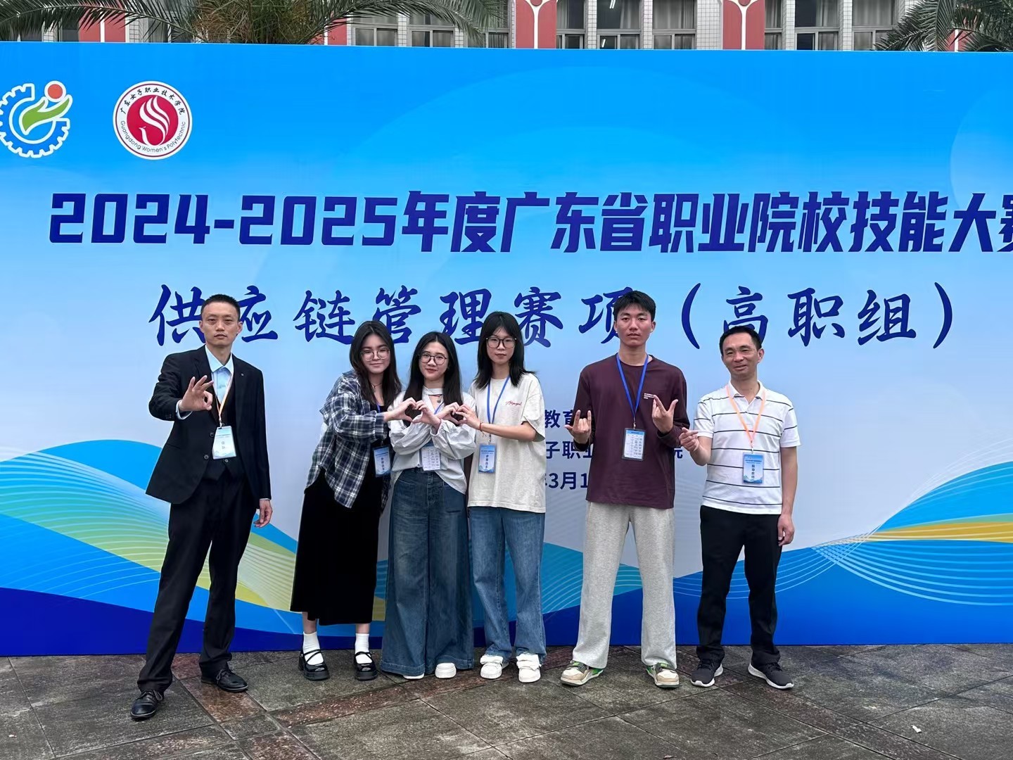 图12 参赛师生合影.jpg