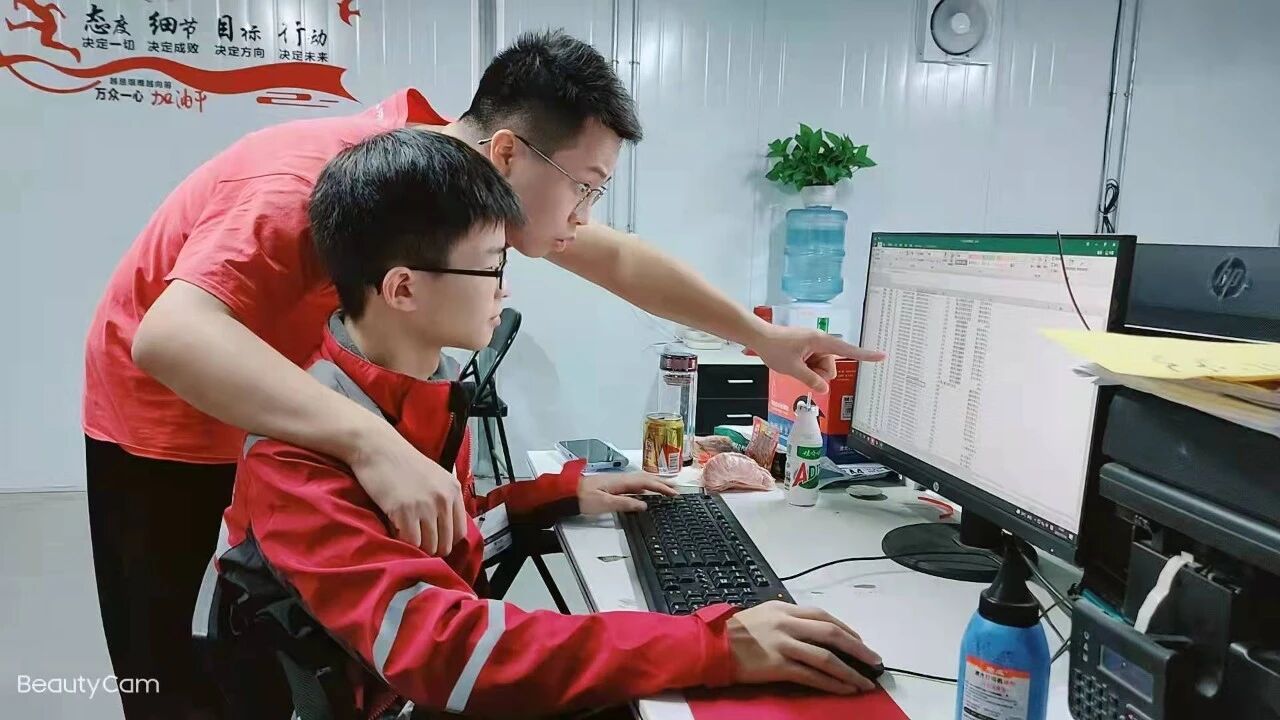 图14 刘子阳仓经理指导员工供应链数据分析.jpg